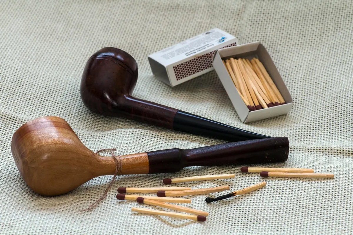 Dunhill Shell Briar vs. Peterson System: A Side-by-Side Comparison for New Collectors
